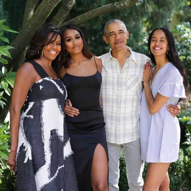 奥巴马夫人晒全家福，58岁奥巴马左拥右抱两闺女，退休生活惬意
