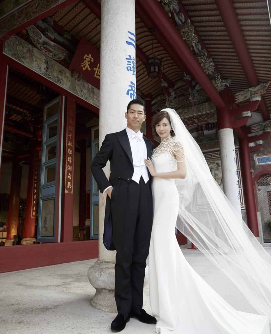 林志玲牵AKIRA杂志登封面！结婚两年「距离感」增加了？