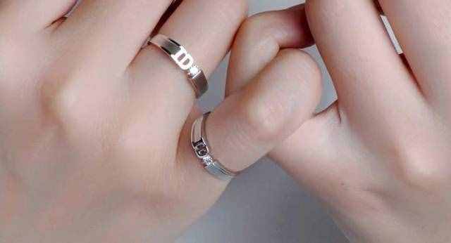女生戒指戴法含义（女人戒指的戴法）