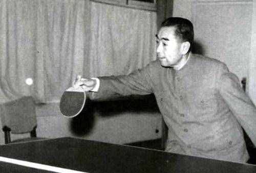 1952年新中国首征奥运：仅1支篮球1支足球迟到10天，周恩来却笑了