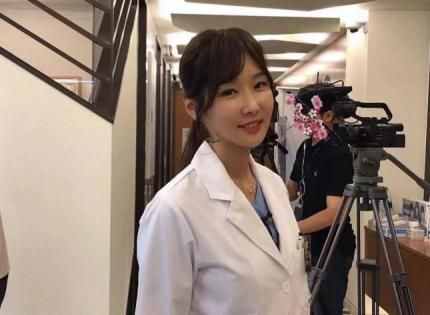 不是姐妹是母女？韩国最美牙医逆龄太夸张，谁能看出她竟51岁了