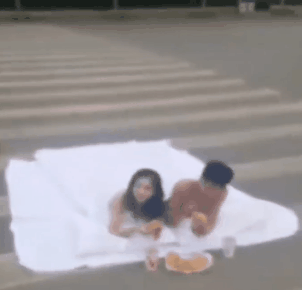 辣眼睛！一男一女裹床单在斑马线拍照，网友炸了！