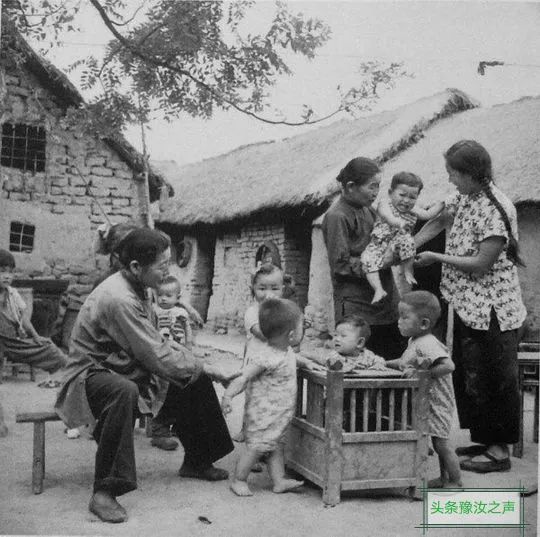 一组50年代农村生活的珍贵老照片，带你走进历史留下的回忆