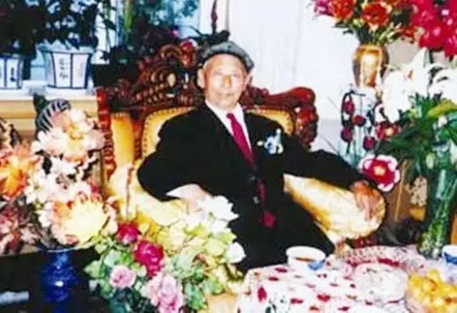 中国最后一位王爷，住豪华王府，活到2014年，去世前把国旗挂身旁