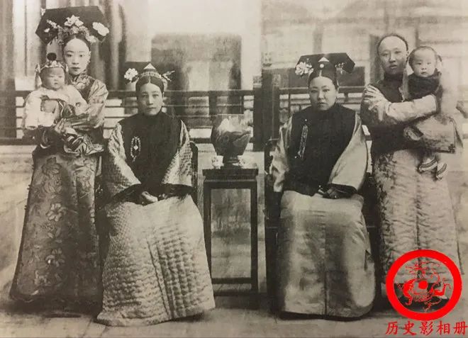 末代皇帝溥仪的家族照：图一是其摄政王父亲，图三是他的奶娘