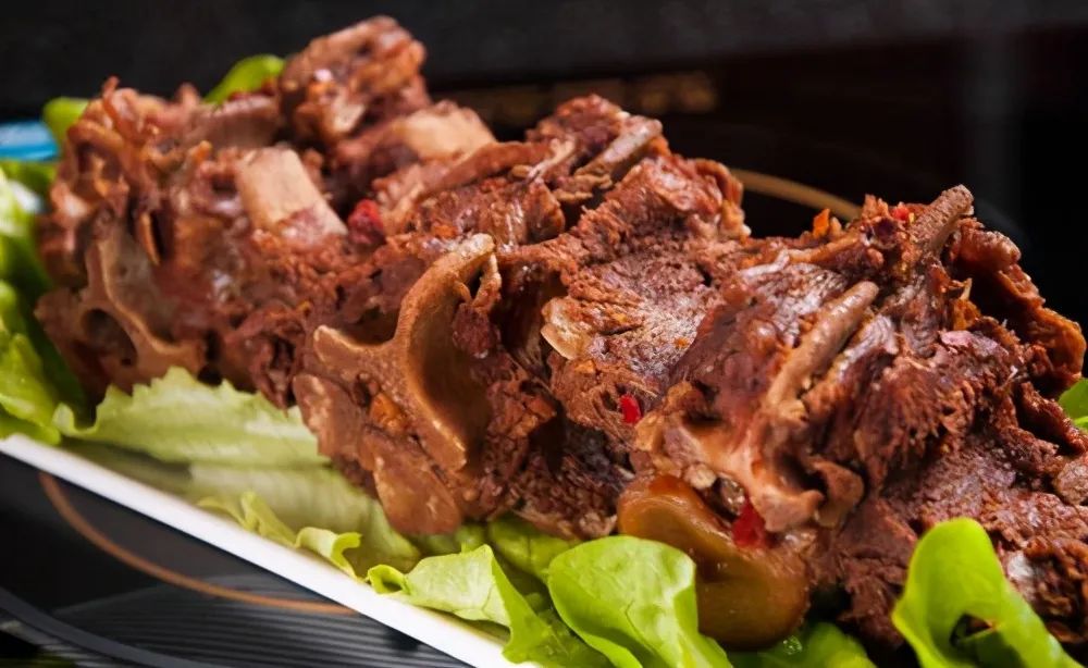 宋朝人吃饭时，经常说“小二切二斤肉来”，这肉是什么动物的肉？