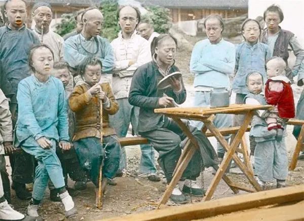 百年前，法国摄影家拍下罕见清朝人真实样貌彩照，差距真的太大了