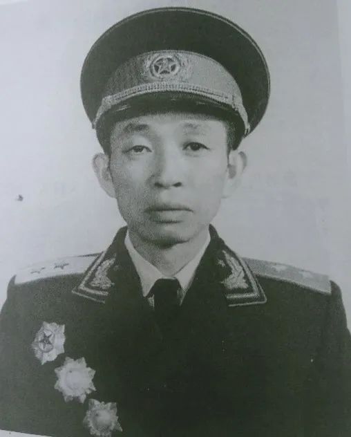 55年9月授衔时上海警备区大校以上人员的任职、级别、勋章、薪金
