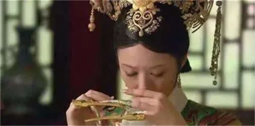 清朝皇妃戴的长长的指甲套有啥用？不光是方便皇帝，还有其他作用