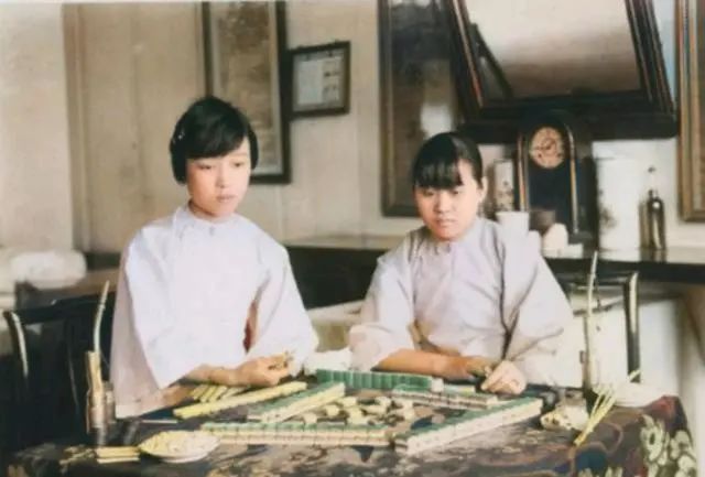 1926年辽宁大连老照片，打麻将的女子清秀端庄，看下经典不
