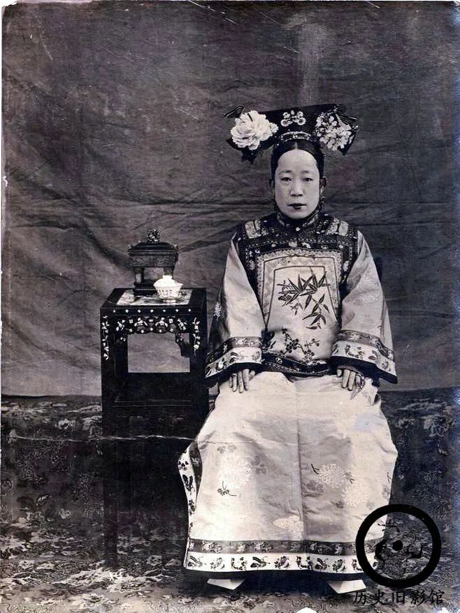 真实的皇族贵妇老照片：溥仪生母性格刚烈，王爷侧福晋长相美艳