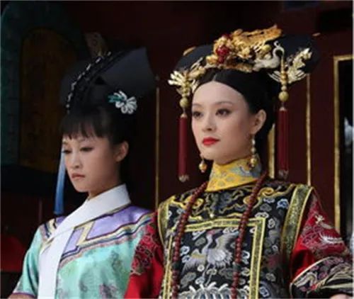 清朝皇妃戴的长长的指甲套有啥用？不光是方便皇帝，还有其他作用