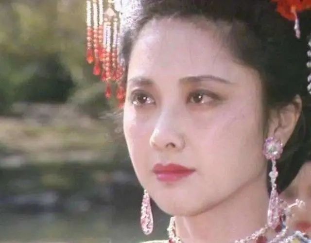 她是中国第一美人，2次婚姻无子女，现67岁依然漂亮