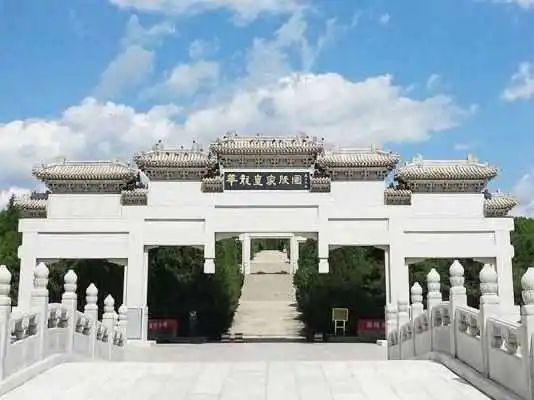 清朝末代皇帝溥仪死后是如何葬在清皇陵的？