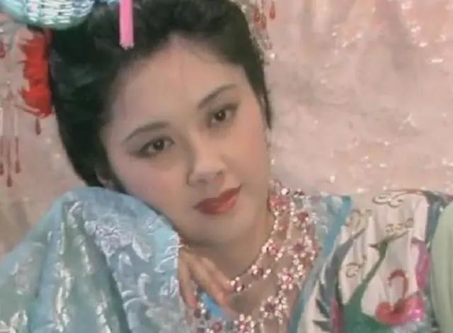 她是中国第一美人，2次婚姻无子女，现67岁依然漂亮