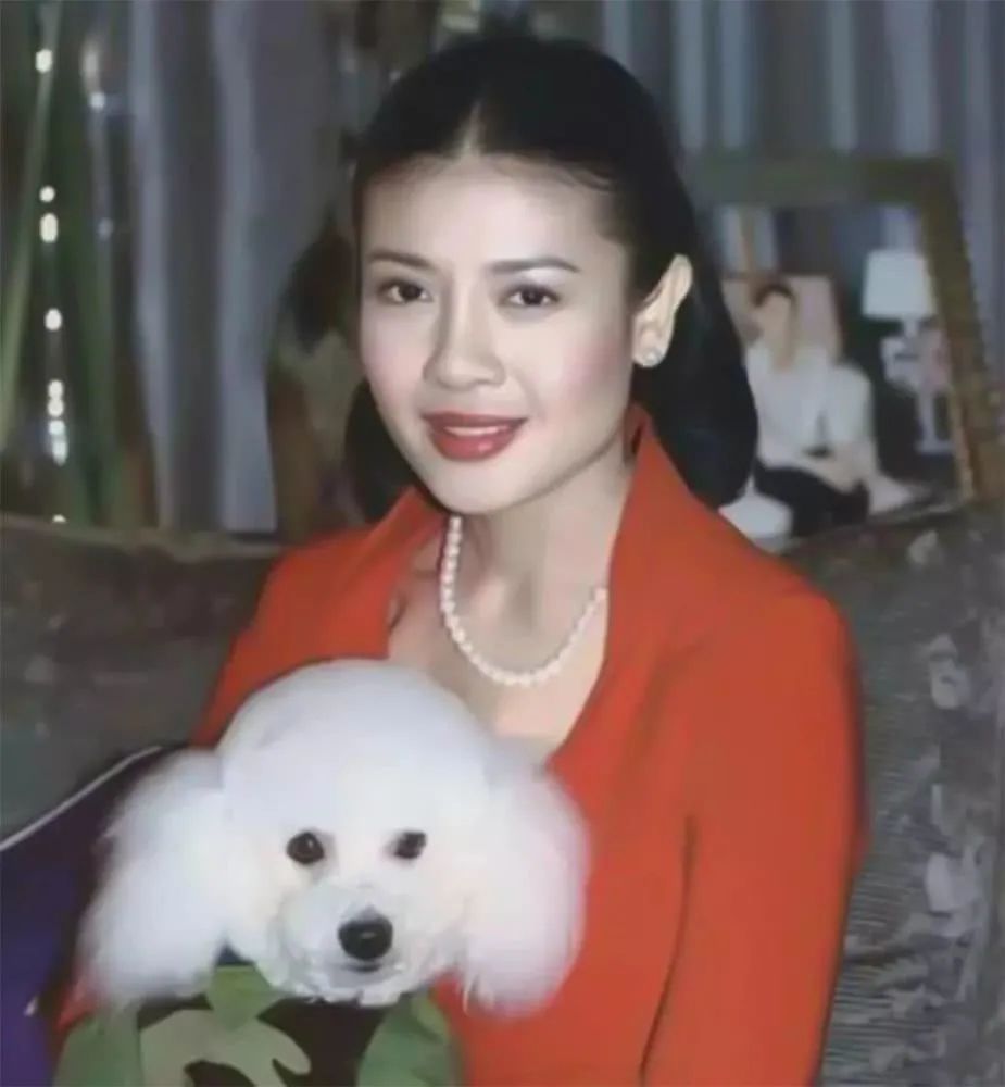 皇妃不如狗 泰国皇妃被逼吃宠物狗剩下的食物
