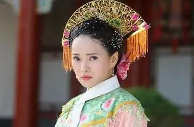 她因打骂宫女而被降级，却送走四位皇帝，成清朝后期最长寿的妃子