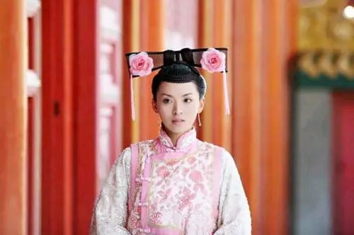 她因打骂宫女而被降级，却送走四位皇帝，成清朝后期最长寿的妃子
