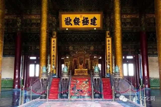 清皇帝坐了270年的龙椅是纯金打造的吗？