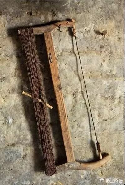 据说鲁班因手被茅草割破，所以发明了”锯”。但那个时代还没有钢，他用什么做的锯条呢？