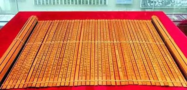 专家在汉墓中发现一堆竹简，并翻译成书，西方学者看后：这不可能
