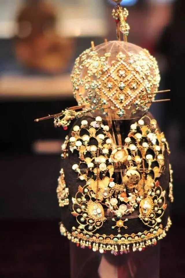 西安出土的李倕凤冠，镶有370颗宝石，修复后惊艳世界，是无价之宝