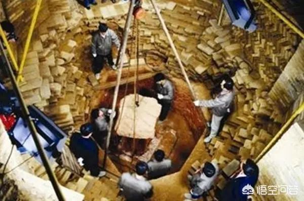 雷峰塔下镇的不是白素贞，那么专家发现的陪葬品到底是什么？