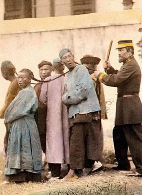 1898年处决戊戌六君子，慈禧下令用钝刀行刑，谭嗣同剁30刀才咽气