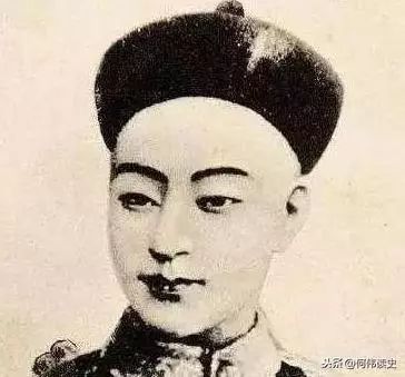 中国最后1位国葬的皇帝，百姓人山人海观看，共有128人抬棺