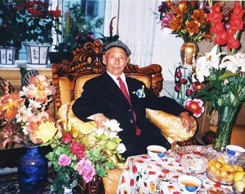 中国最后一位王爷，活到2014年，临终提了请求，众人听后泪如雨下