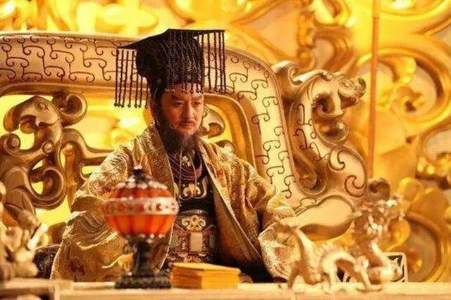 为何秦始皇穿黑龙袍，后来的皇帝却都是黄袍？专家：他们可不敢。