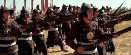 宋明两朝都重文轻武，为何感觉明朝军队很强，宋朝军队却很弱？