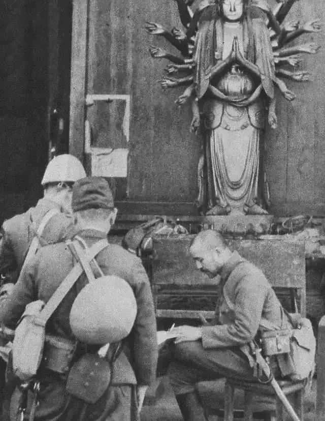 日本鬼子冲进寺庙，老方丈拿出一样东西，吓得日本军官立即下跪