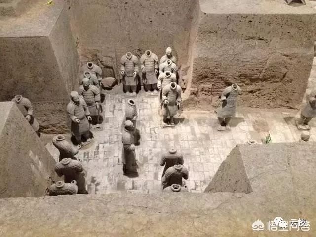 秦始皇兵马俑，两排俑之间的土堆是干什么的，为什么不挖掘？