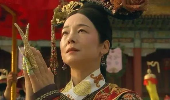清朝妃嫔喜戴长指甲套，除了方便皇帝，还有其它的作用吗？