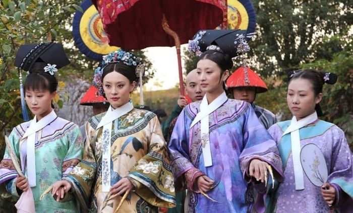 清朝妃嫔喜戴长指甲套，除了方便皇帝，还有其它的作用吗？