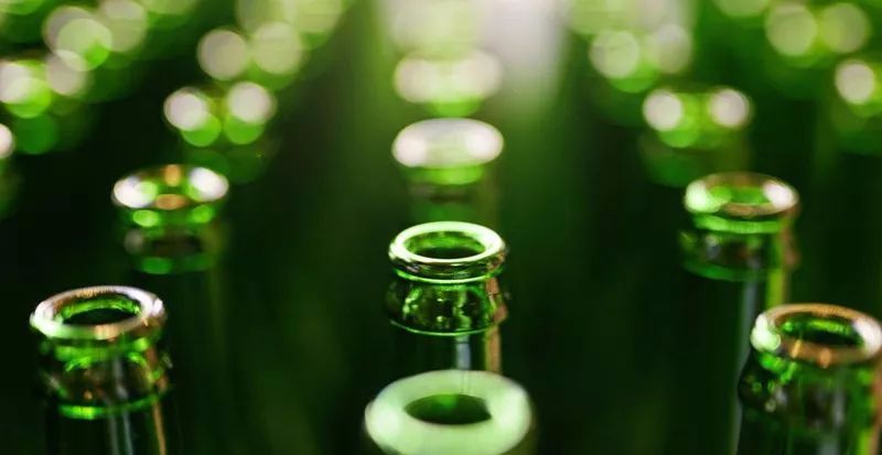 为什么啤酒瓶大多是绿色的？