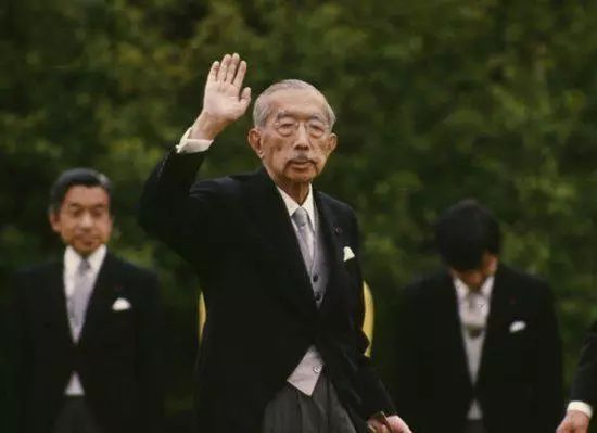这张合影让日本天皇从“神”变成了人，日本人信仰集体崩塌
