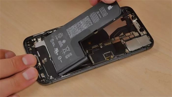 iPhone电池不能随便更换？苹果玩的有点过了！