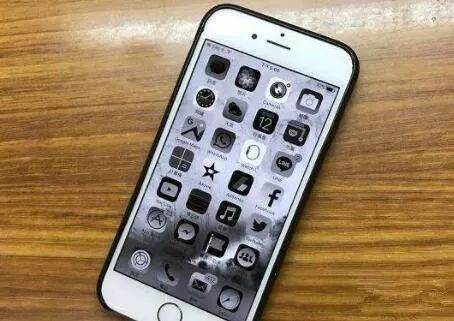iPhone手机屏幕变黑白屏时的解决方法！