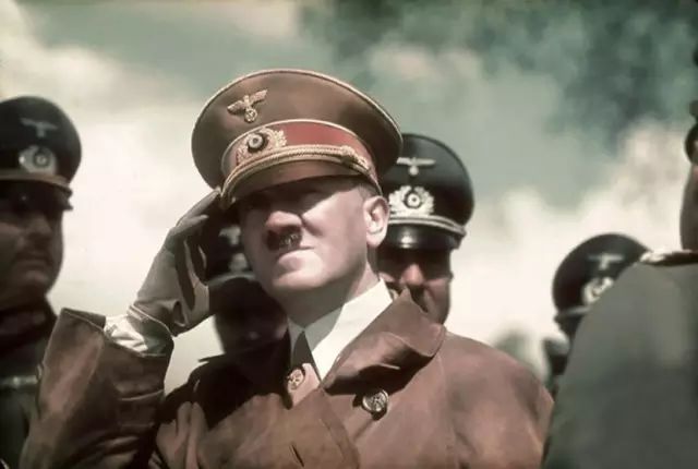 他是希特勒御用摄影师，为躲避逮捕把照片埋葬10年，2000张照片曝光希特勒私生活