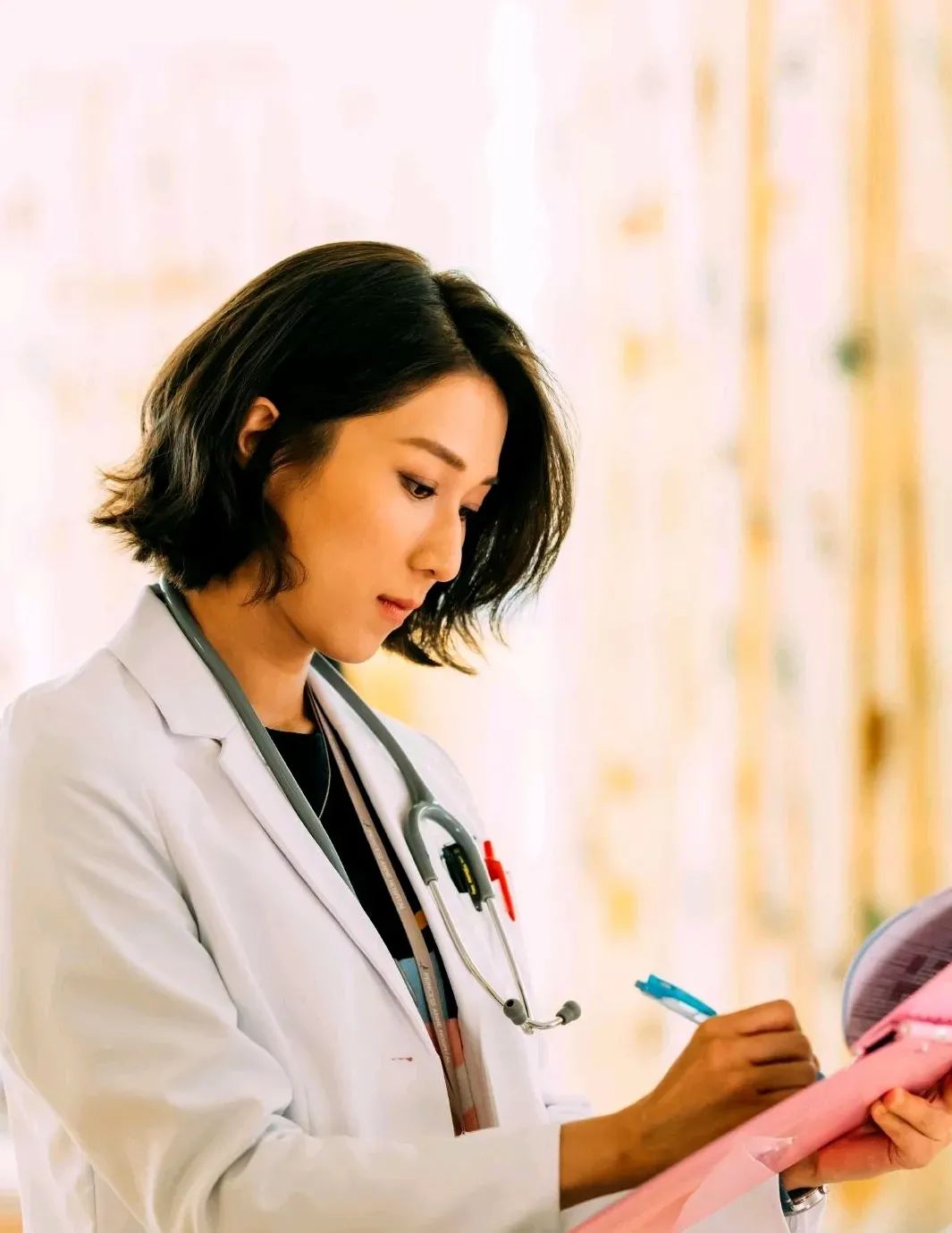 TVB新电视剧《星空下的仁医》、《换命真相》确定在台庆档播出，看看你喜欢哪一部？