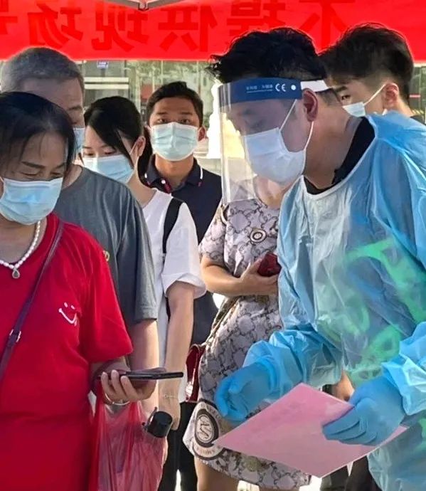 TVB前艺人麦长青在广州疫苗接种点做志愿者，如今在内地做网红、开餐厅