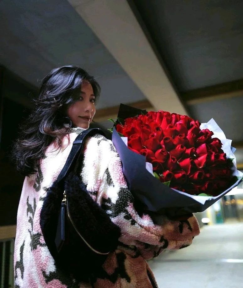 TVB花旦朱晨丽情人节收99朵玫瑰，谁送的？