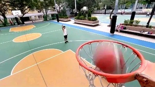TVB篮球比赛开始了，一众爱好篮球的男艺人喊着要拍篮球剧