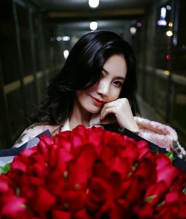 TVB花旦朱晨丽情人节收99朵玫瑰，谁送的？