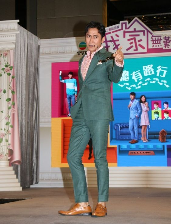 TVB依旧单身视后穿婚纱现身，称对婚礼已无幻想！回应离巢传闻