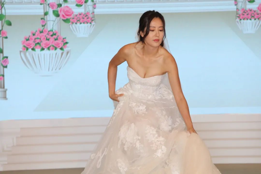 TVB依旧单身视后穿婚纱现身，称对婚礼已无幻想！回应离巢传闻
