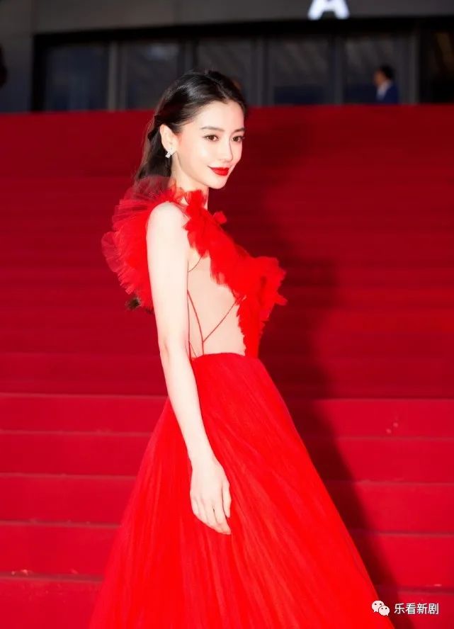 北影节红毯：杨颖美背抢镜，佟丽娅仙气绝美，都不及巩俐比耶吸睛