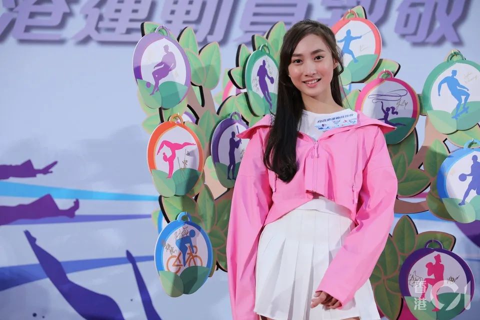 人气力压周柏豪！14岁TVB新签约女艺人亮相，周柏豪：时代不同了